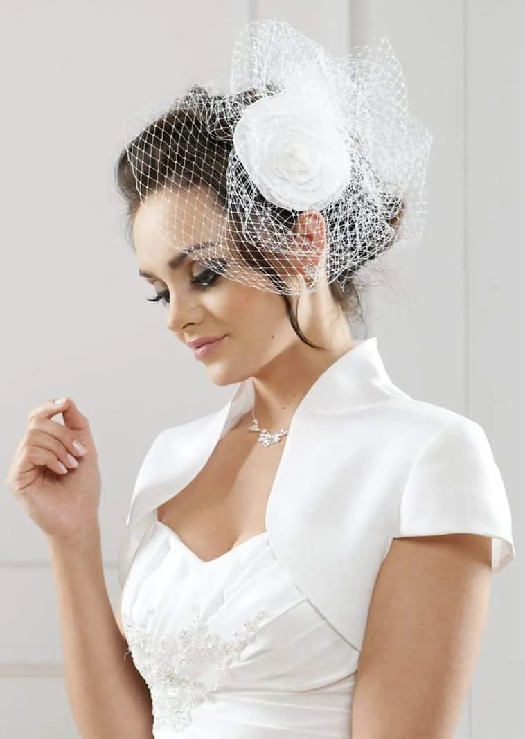 ---Chaqueta de novia de otoño con mangas cortas confeccionada en satèn con cuello perfecto para combinar con cualquier vestido d