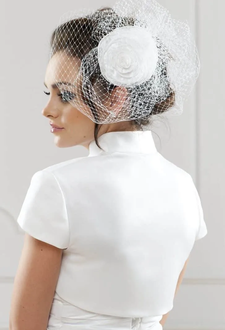---Chaqueta de novia de otoño con mangas cortas confeccionada en satèn con cuello perfecto para combinar con cualquier vestido d