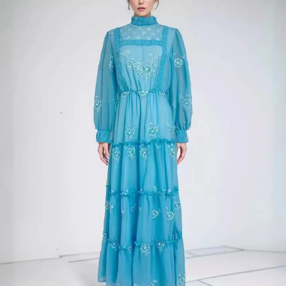 2023 Nuovo colletto rialzato in chiffon autunnale, ricamo floreale, design con giunture della gonna, abito lungo con maniche a l