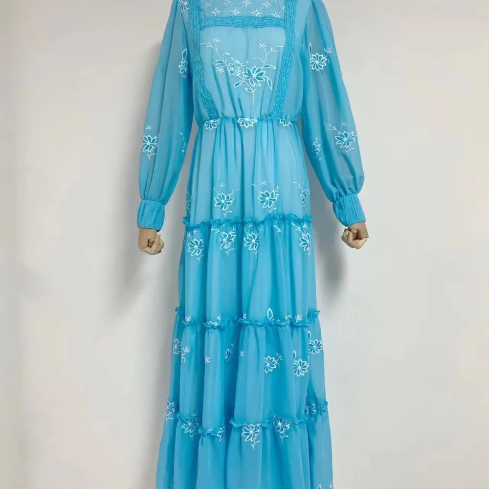 2023 Nuovo colletto rialzato in chiffon autunnale, ricamo floreale, design con giunture della gonna, abito lungo con maniche a l