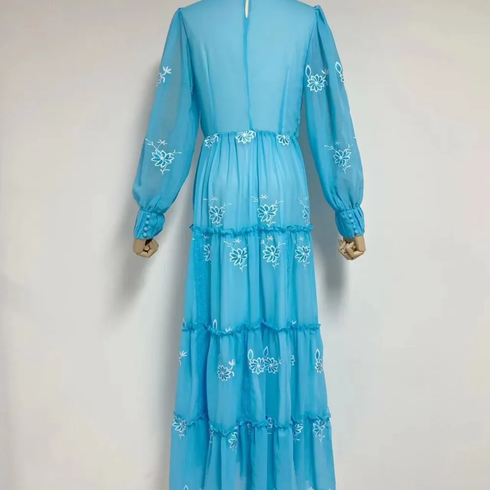 2023 Nuovo colletto rialzato in chiffon autunnale, ricamo floreale, design con giunture della gonna, abito lungo con maniche a l