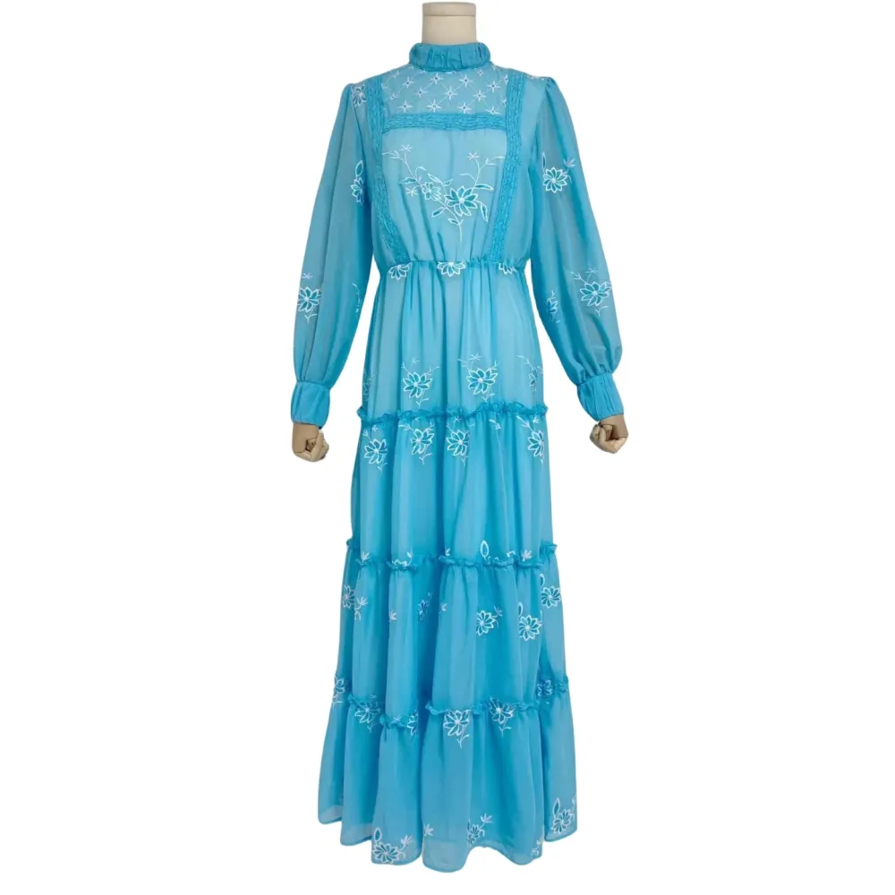 2023 Nuovo colletto rialzato in chiffon autunnale, ricamo floreale, design con giunture della gonna, abito lungo con maniche a l