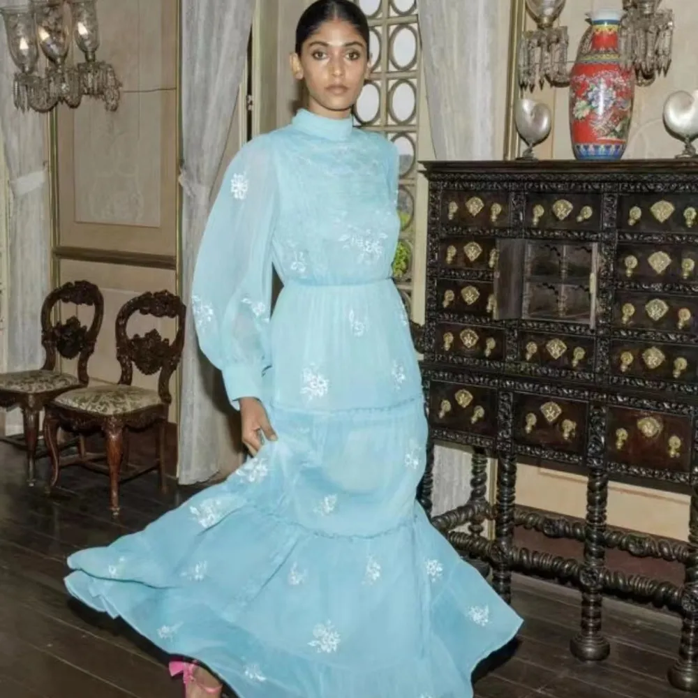 2023 Nuovo colletto rialzato in chiffon autunnale, ricamo floreale, design con giunture della gonna, abito lungo con maniche a l