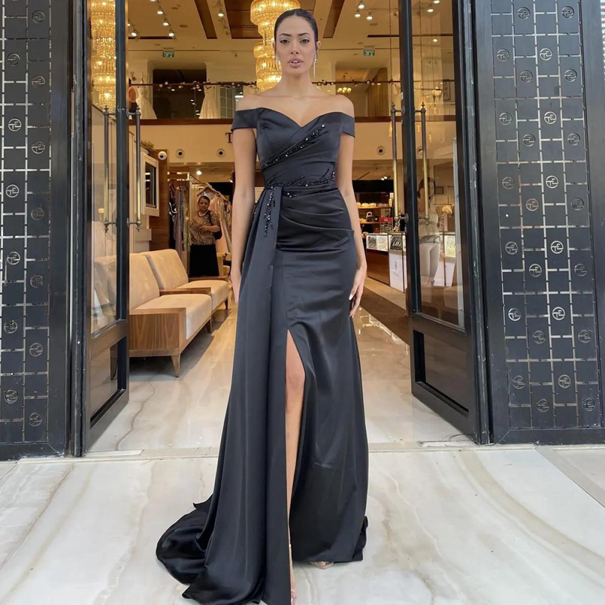 Abiti da sera con spalle scoperte nere Donna elegante 2022 Abito da ballo con spacco laterale a sirena con scollo a V lunghezza