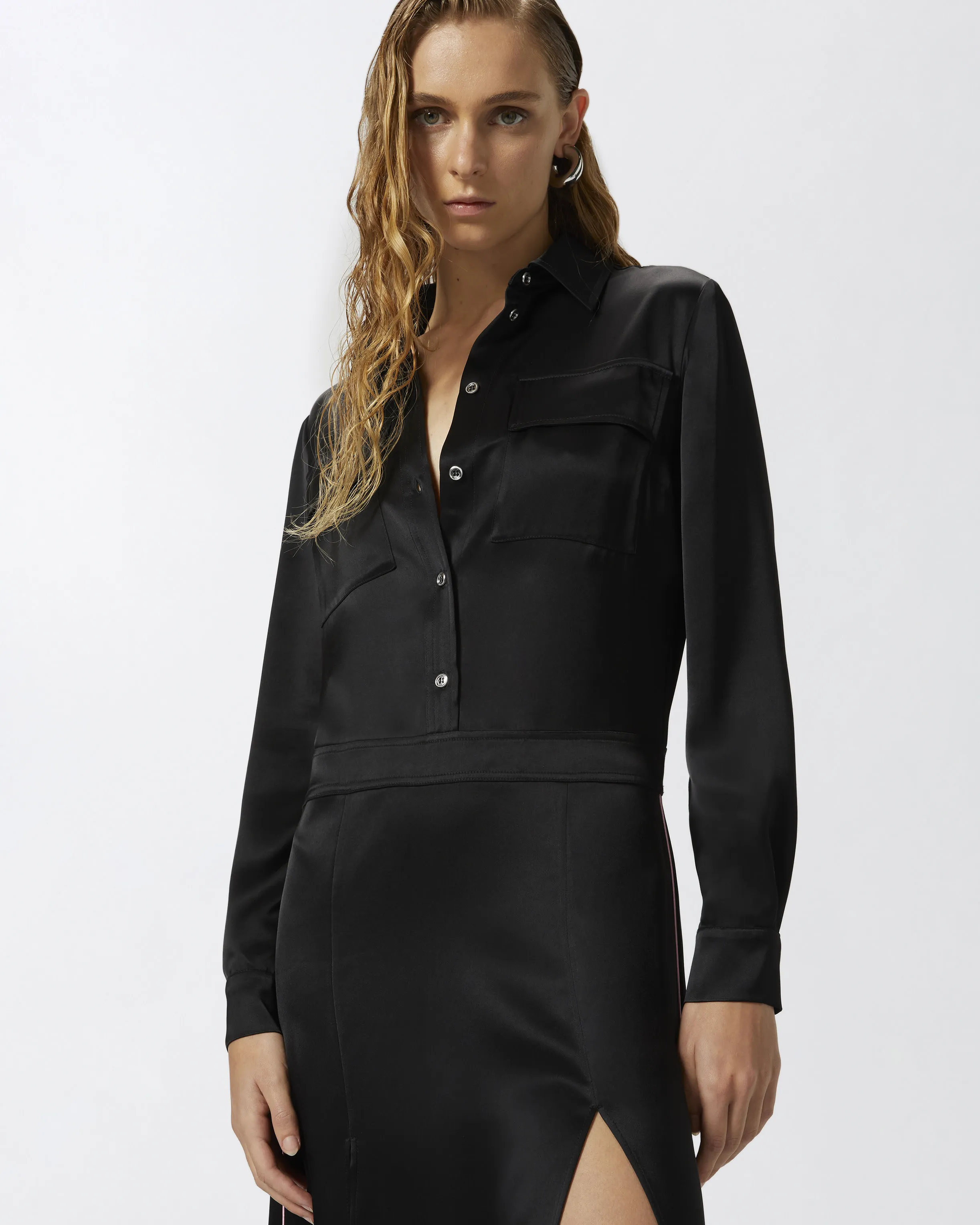  Abito lungo a camicia in satin    