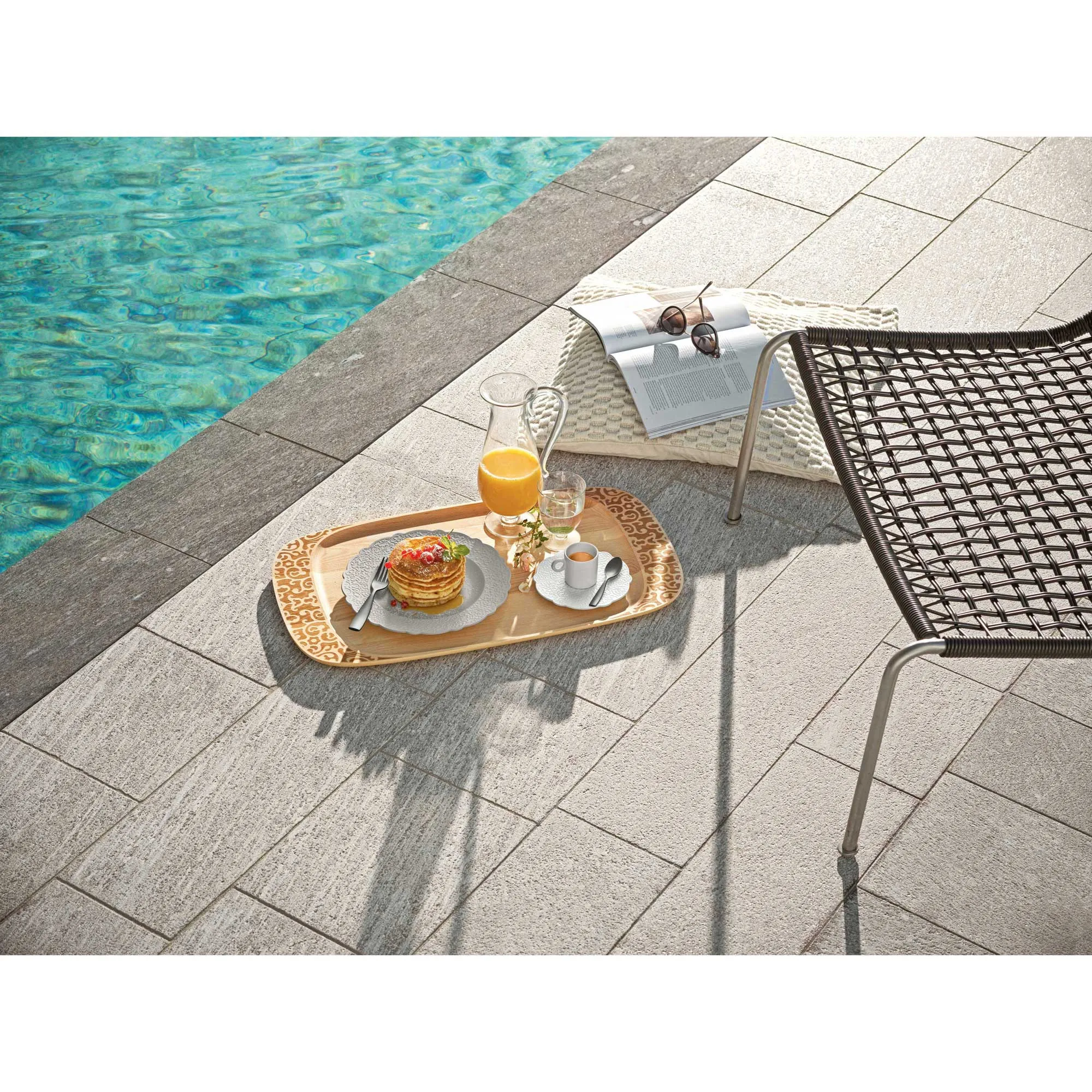Alessi  Caraffa in resina termoplastica dalle linee moderne Dressed Air