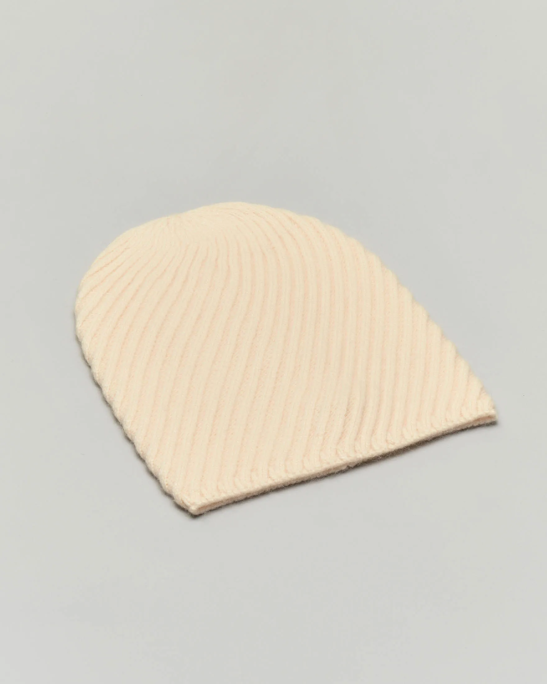 Berretto color crema in maglia a lavorazione a coste diagonali