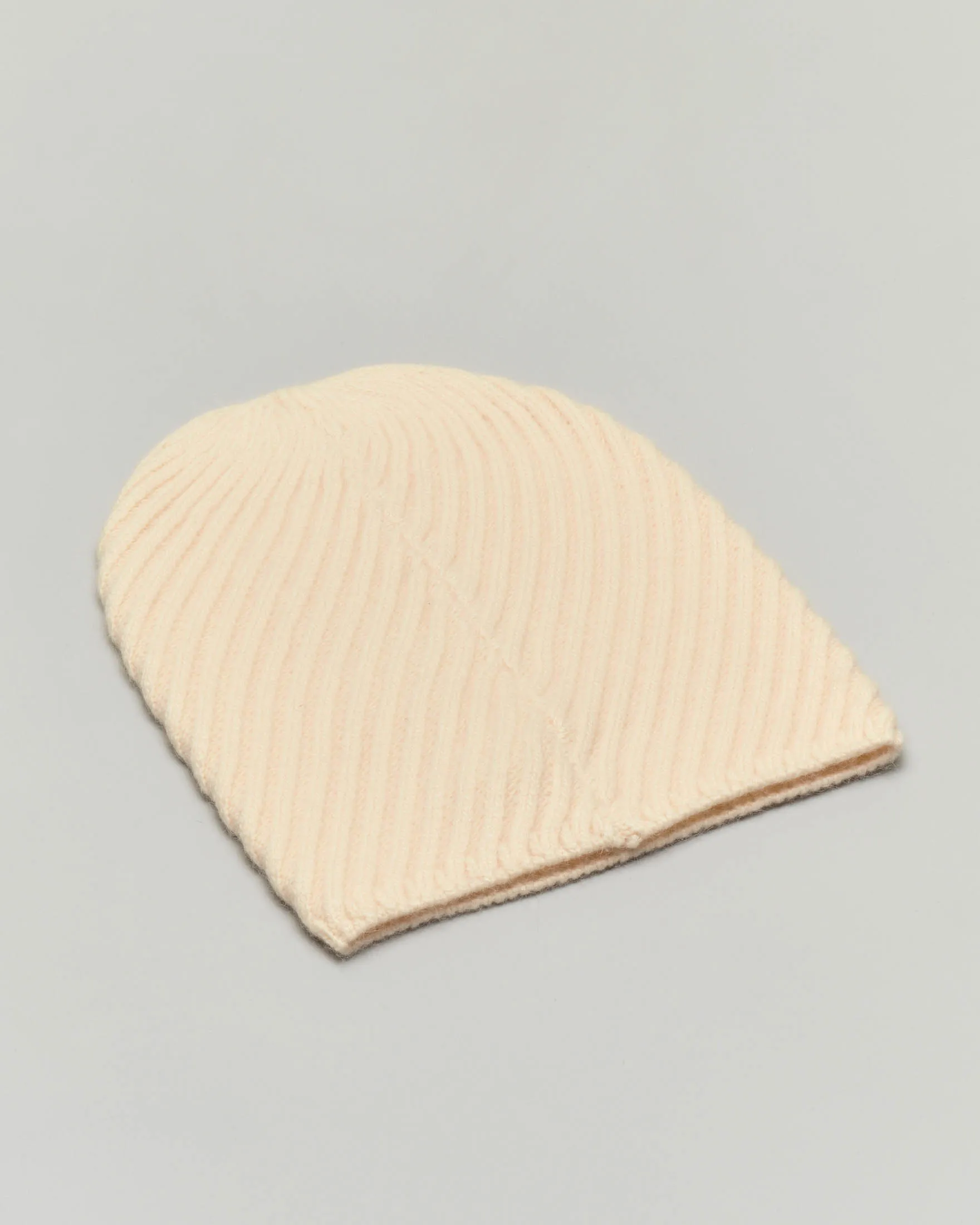 Berretto color crema in maglia a lavorazione a coste diagonali