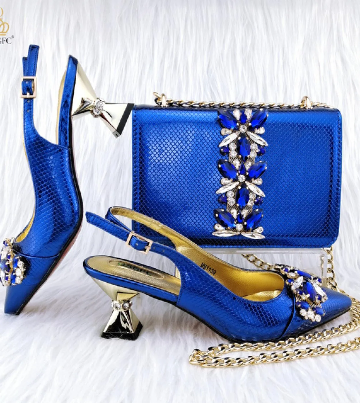 Décolleté con borsa per scarpe con decorazione a diamante 2023 Scarpe di design italiano abbinate a borsa solida