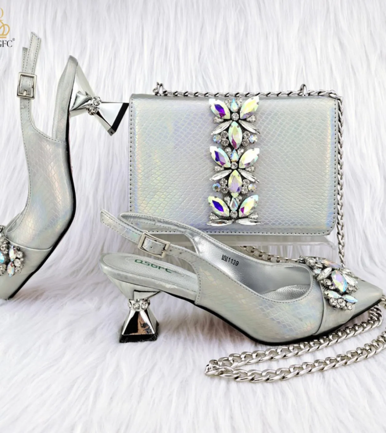 Décolleté con borsa per scarpe con decorazione a diamante 2023 Scarpe di design italiano abbinate a borsa solida