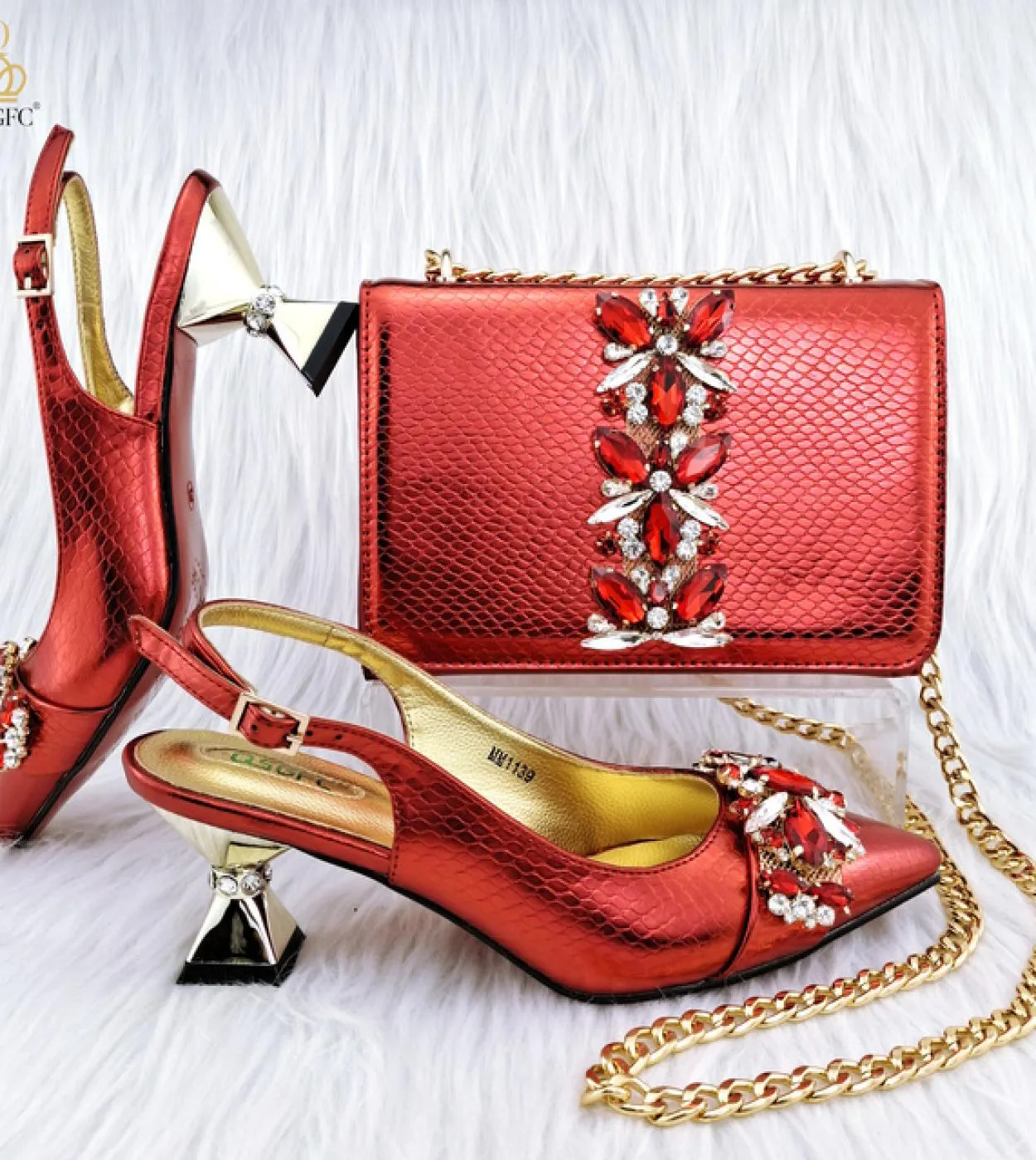 Décolleté con borsa per scarpe con decorazione a diamante 2023 Scarpe di design italiano abbinate a borsa solida
