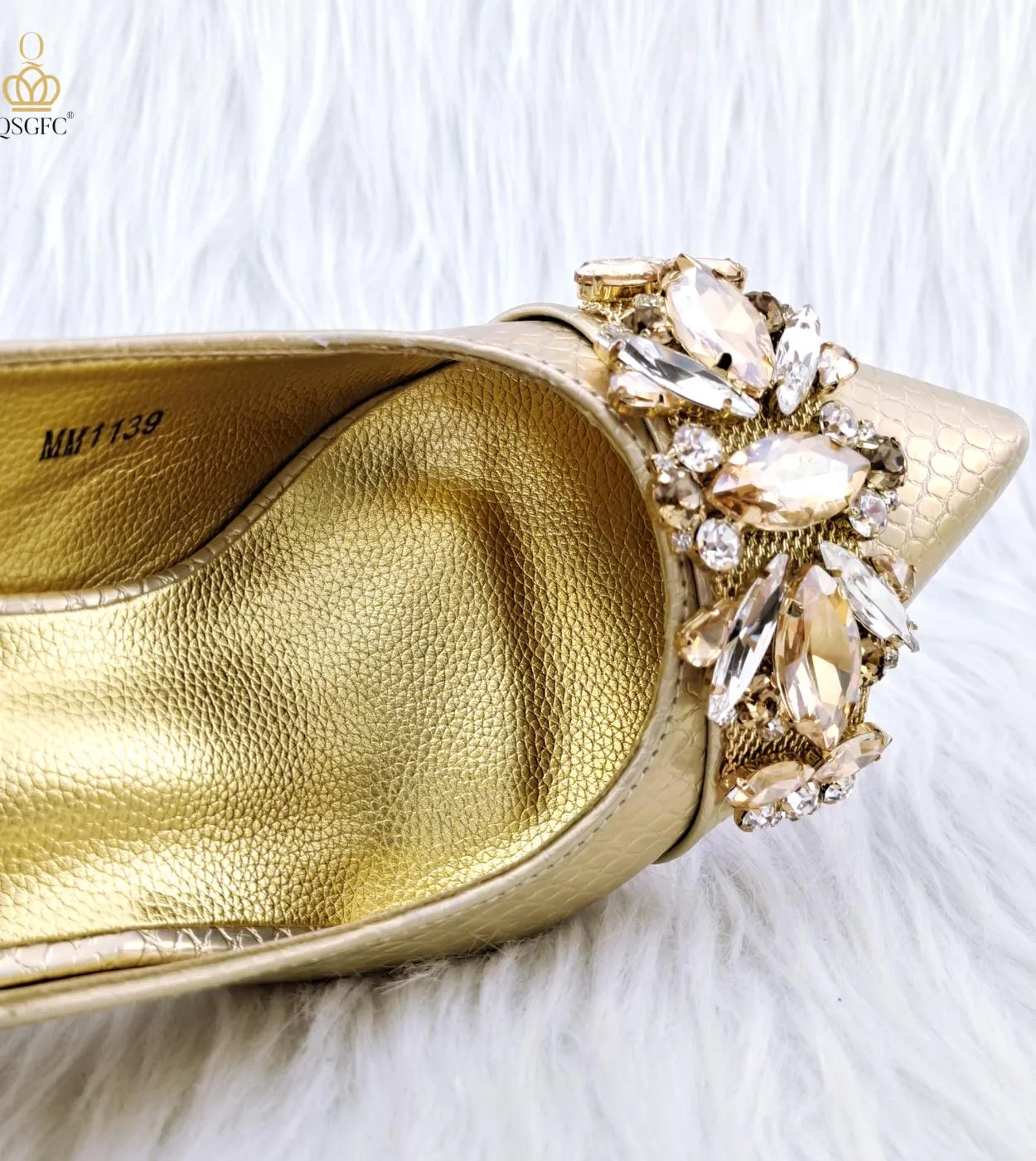 Décolleté con borsa per scarpe con decorazione a diamante 2023 Scarpe di design italiano abbinate a borsa solida