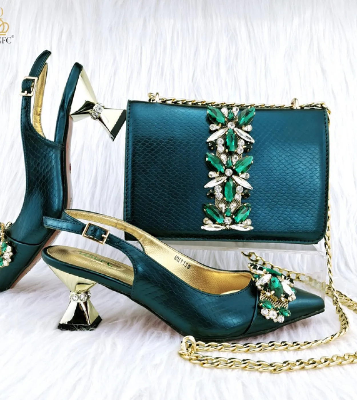 Décolleté con borsa per scarpe con decorazione a diamante 2023 Scarpe di design italiano abbinate a borsa solida