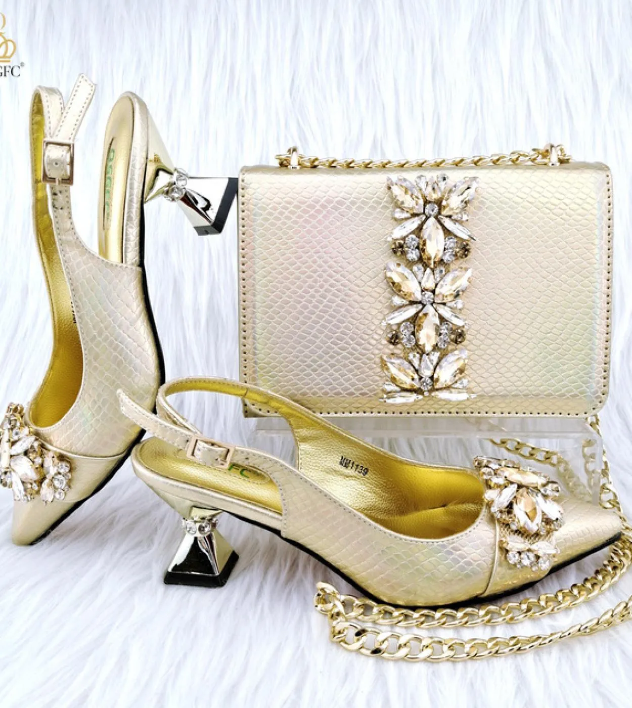 Décolleté con borsa per scarpe con decorazione a diamante 2023 Scarpe di design italiano abbinate a borsa solida
