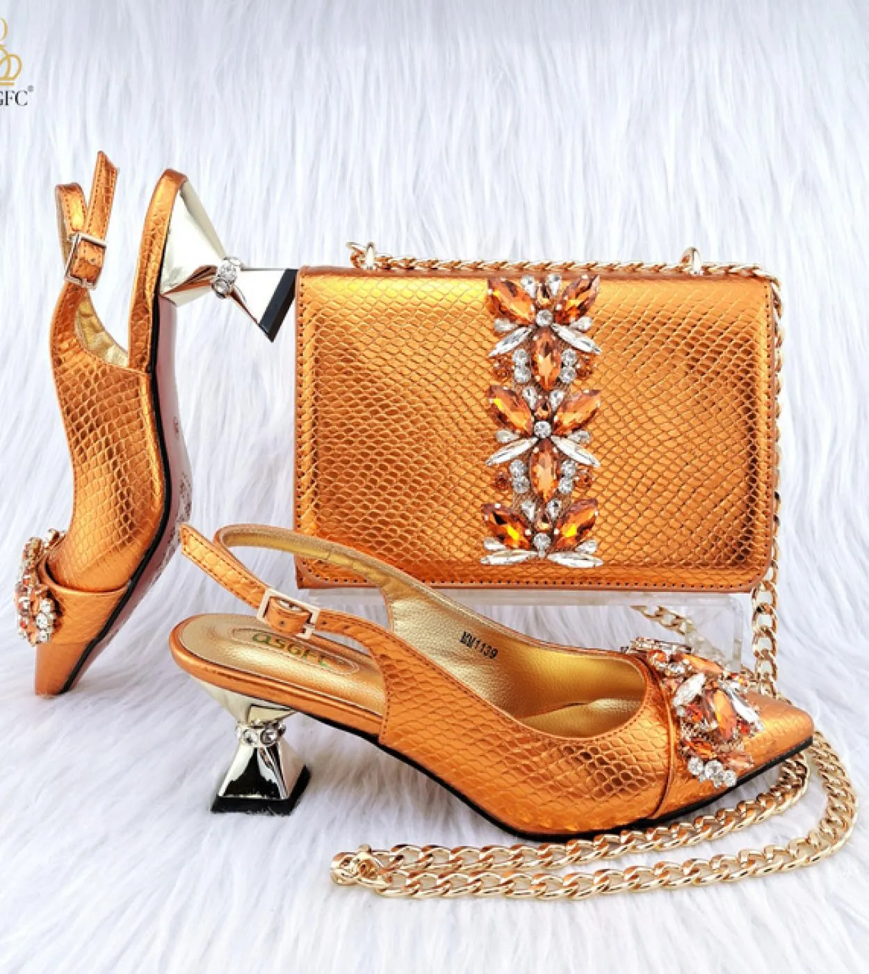 Décolleté con borsa per scarpe con decorazione a diamante 2023 Scarpe di design italiano abbinate a borsa solida