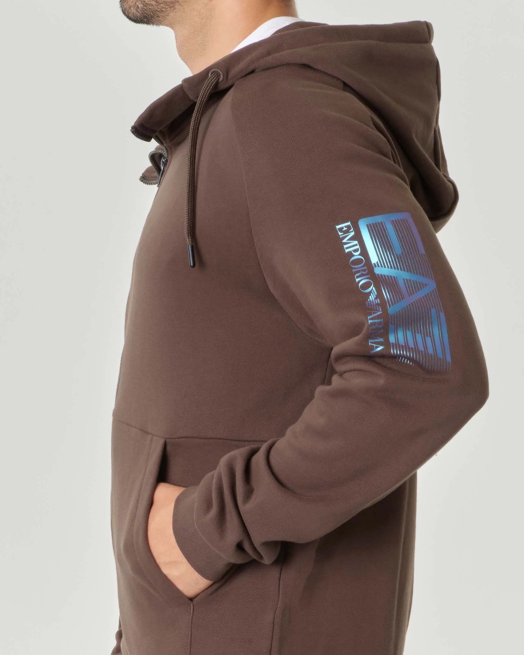 Felpa verde militare in cotone con chiusura zip e tasche a marsupio con logo lucido ottanio sulla manica