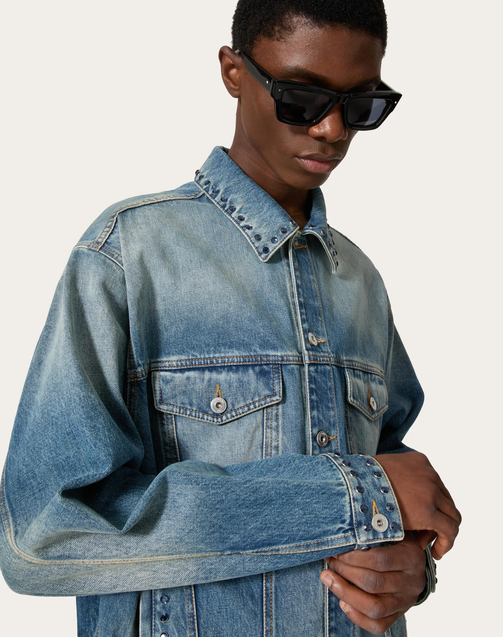 GIACCA IN DENIM CON CABOCHONS