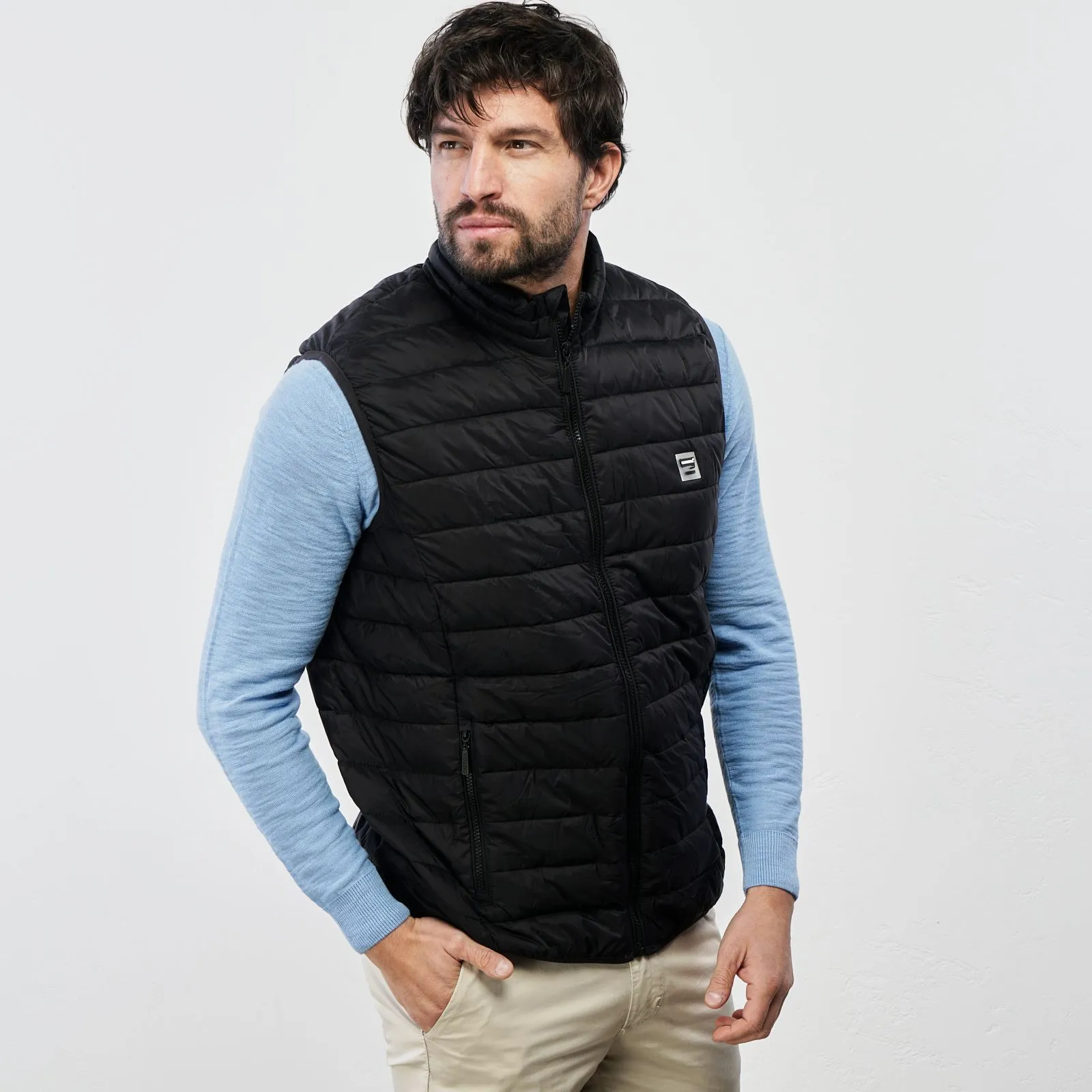 Gilet imbottito nero con tasche e zip