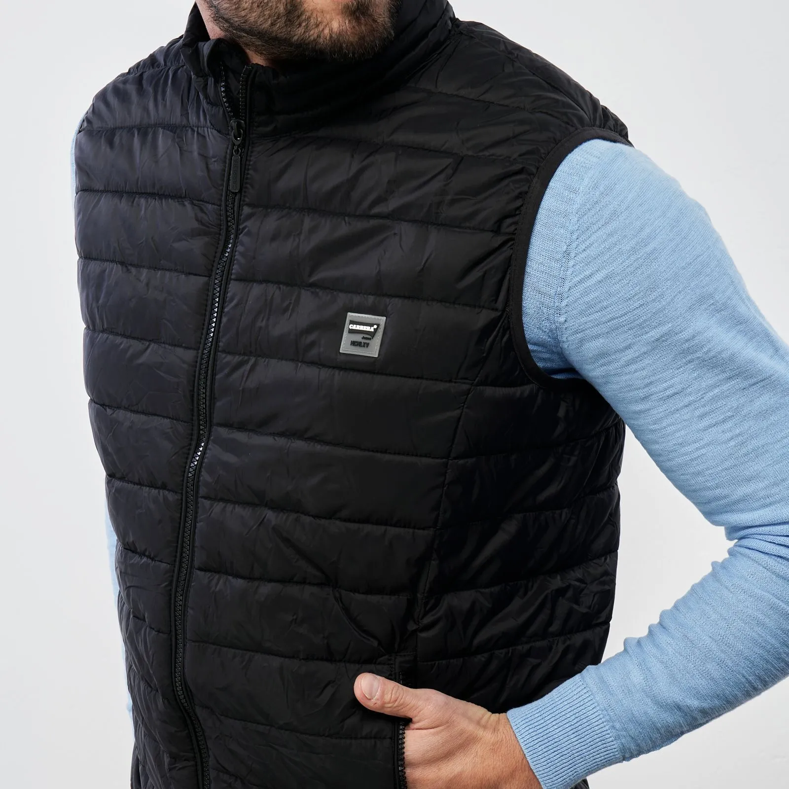 Gilet imbottito nero con tasche e zip