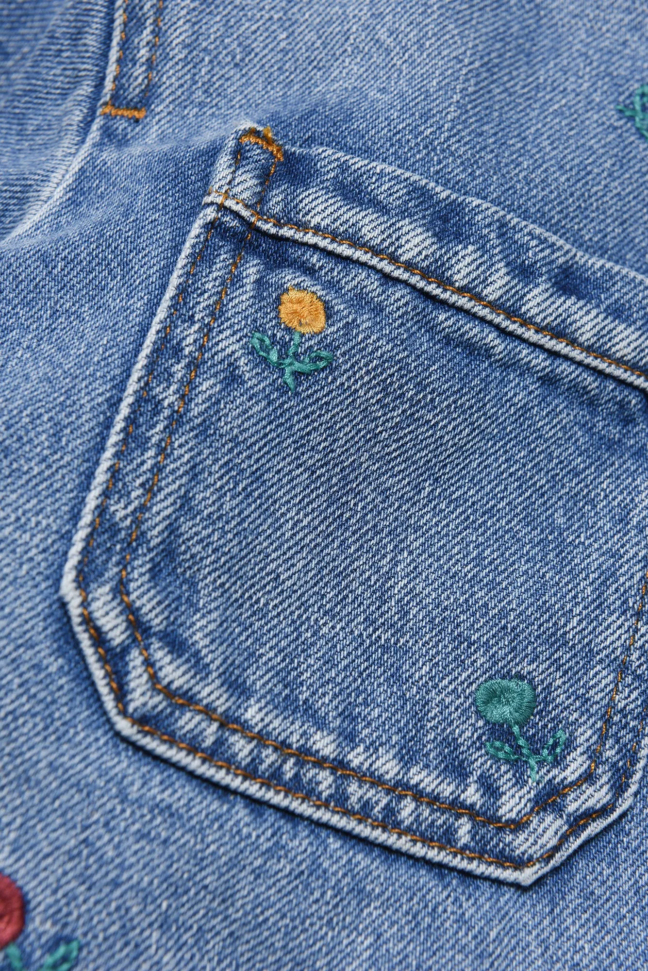 Giubbino in denim chiaro con fiori ricamati e patch per bambina