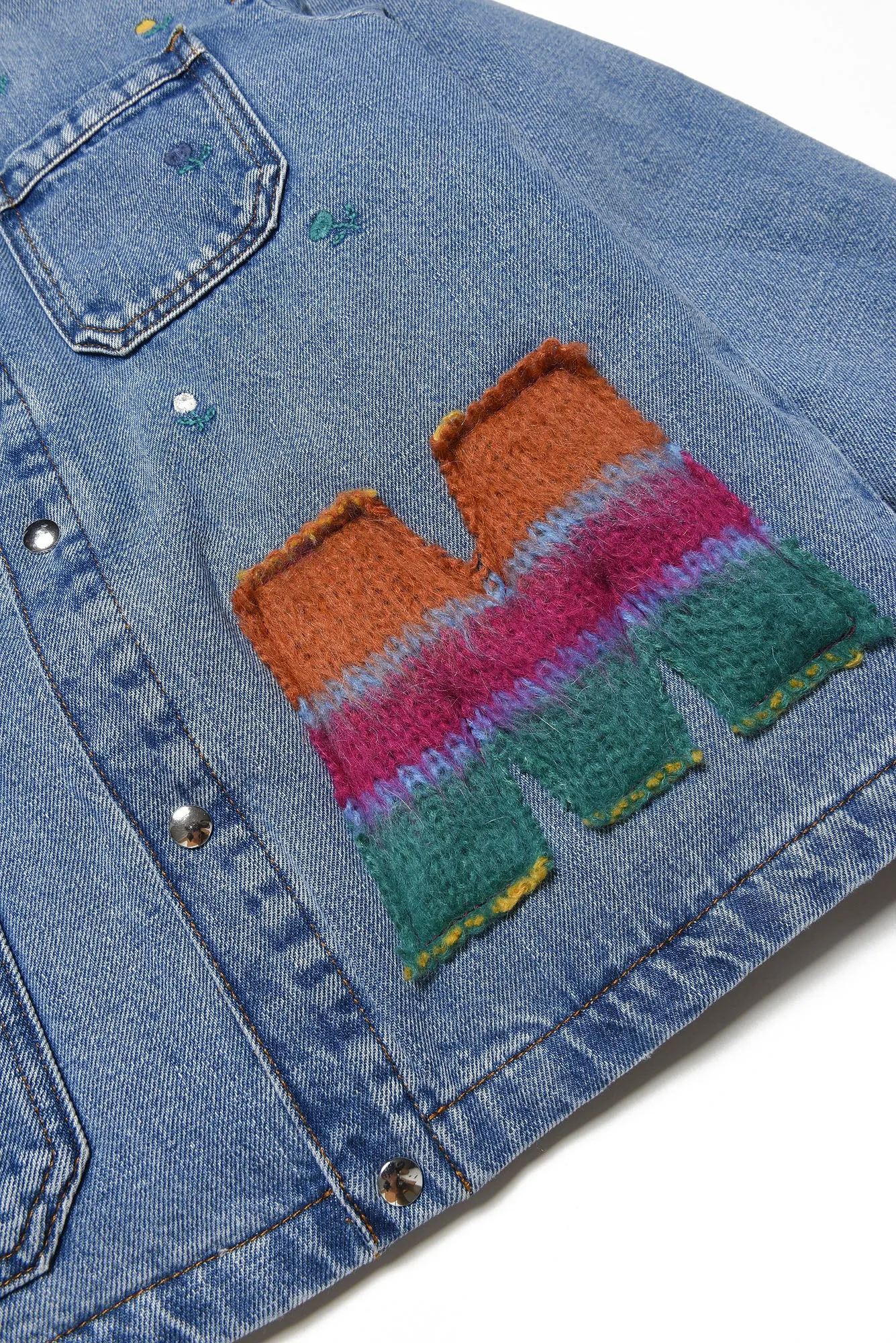 Giubbino in denim chiaro con fiori ricamati e patch per bambina