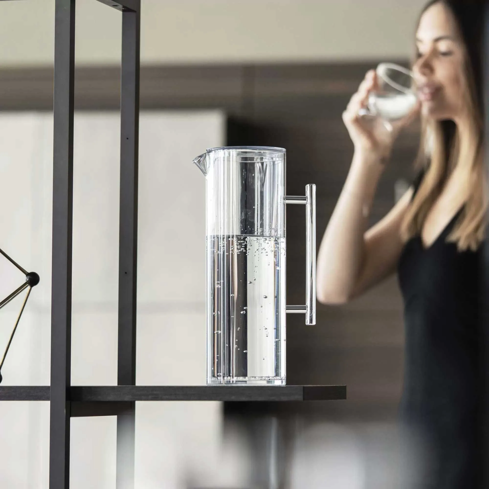 Guzzini  Caraffa da tavolo per acqua con coperchio dalle linee moderne ed eleganti 110