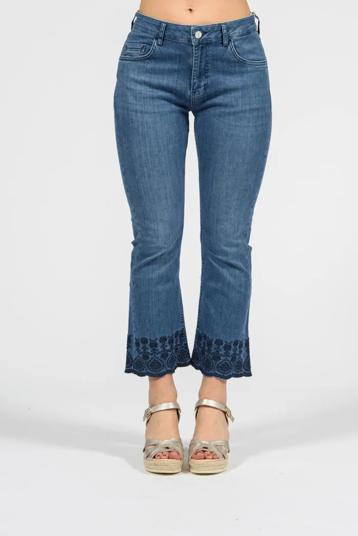 Jeans cropped flare elasticizzato con ricamo