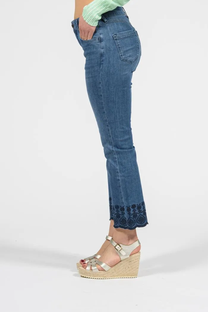 Jeans cropped flare elasticizzato con ricamo