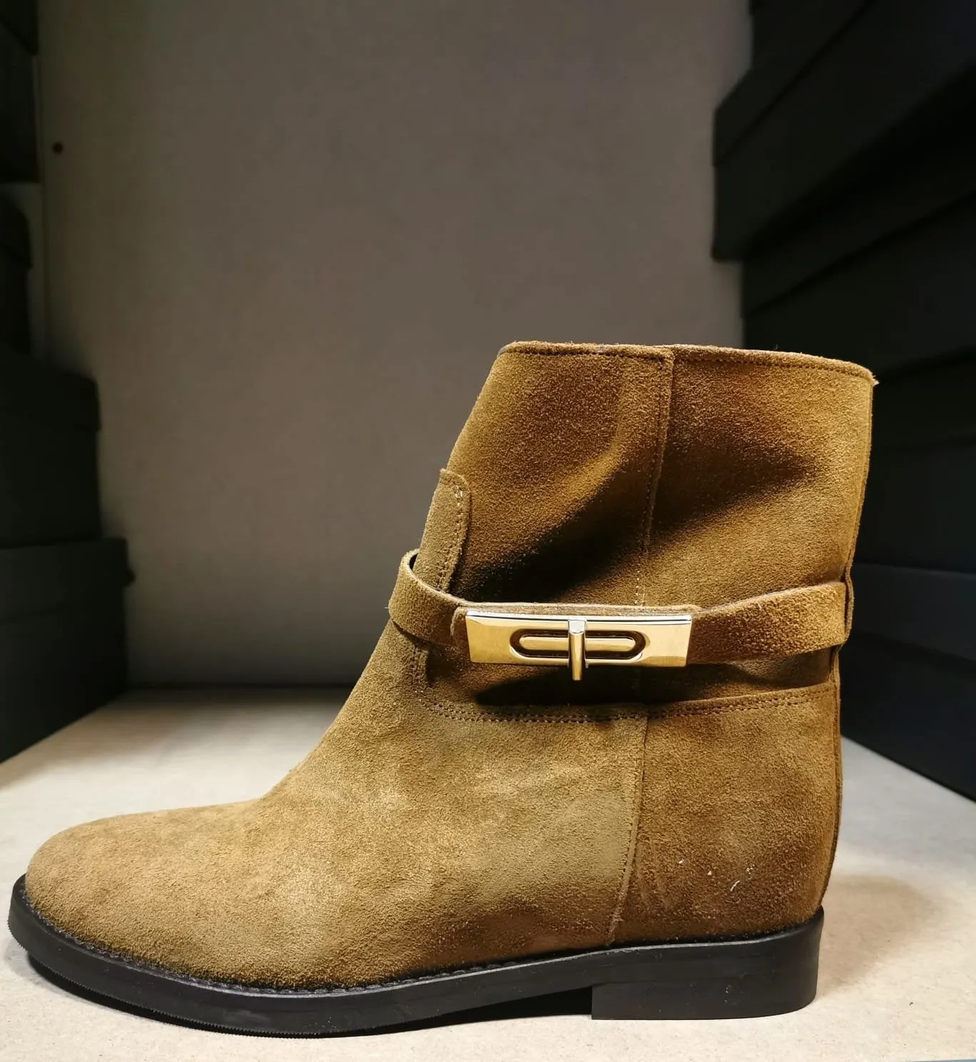 JOY WENDEL - STIVALE basso scamosciato con dettaglio gold
