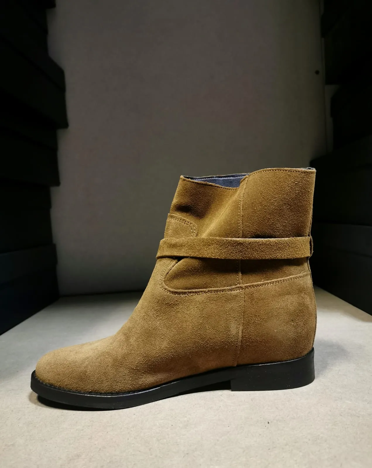 JOY WENDEL - STIVALE basso scamosciato con dettaglio gold