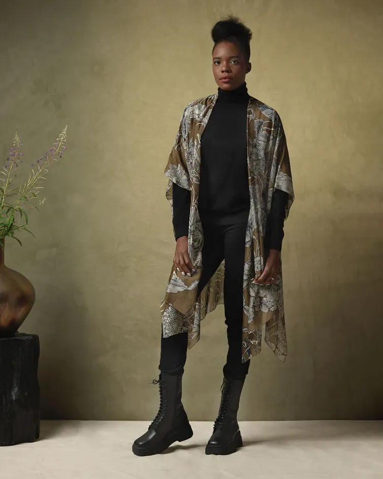 Kimono midi color khaki in misto cupro e modal a fantasia floreale beige