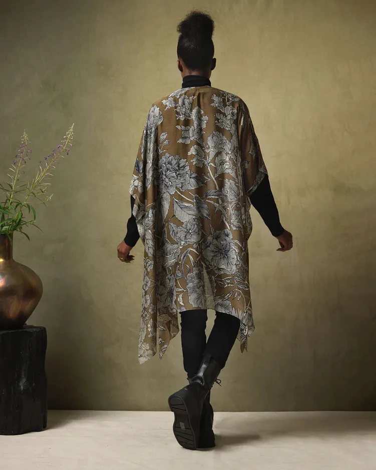 Kimono midi color khaki in misto cupro e modal a fantasia floreale beige
