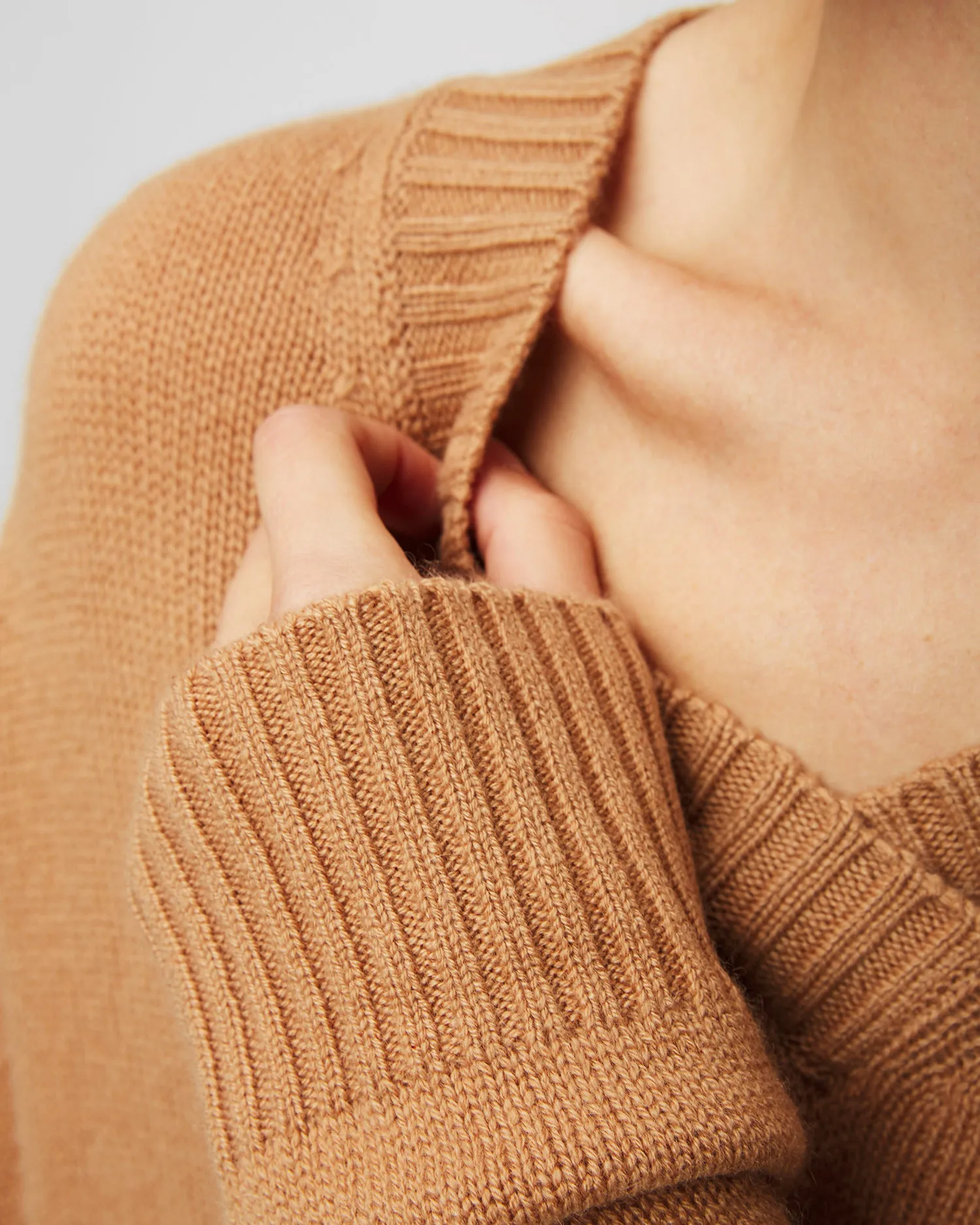 Maglione in cashmere da donna Allude V-sweater 11155-44