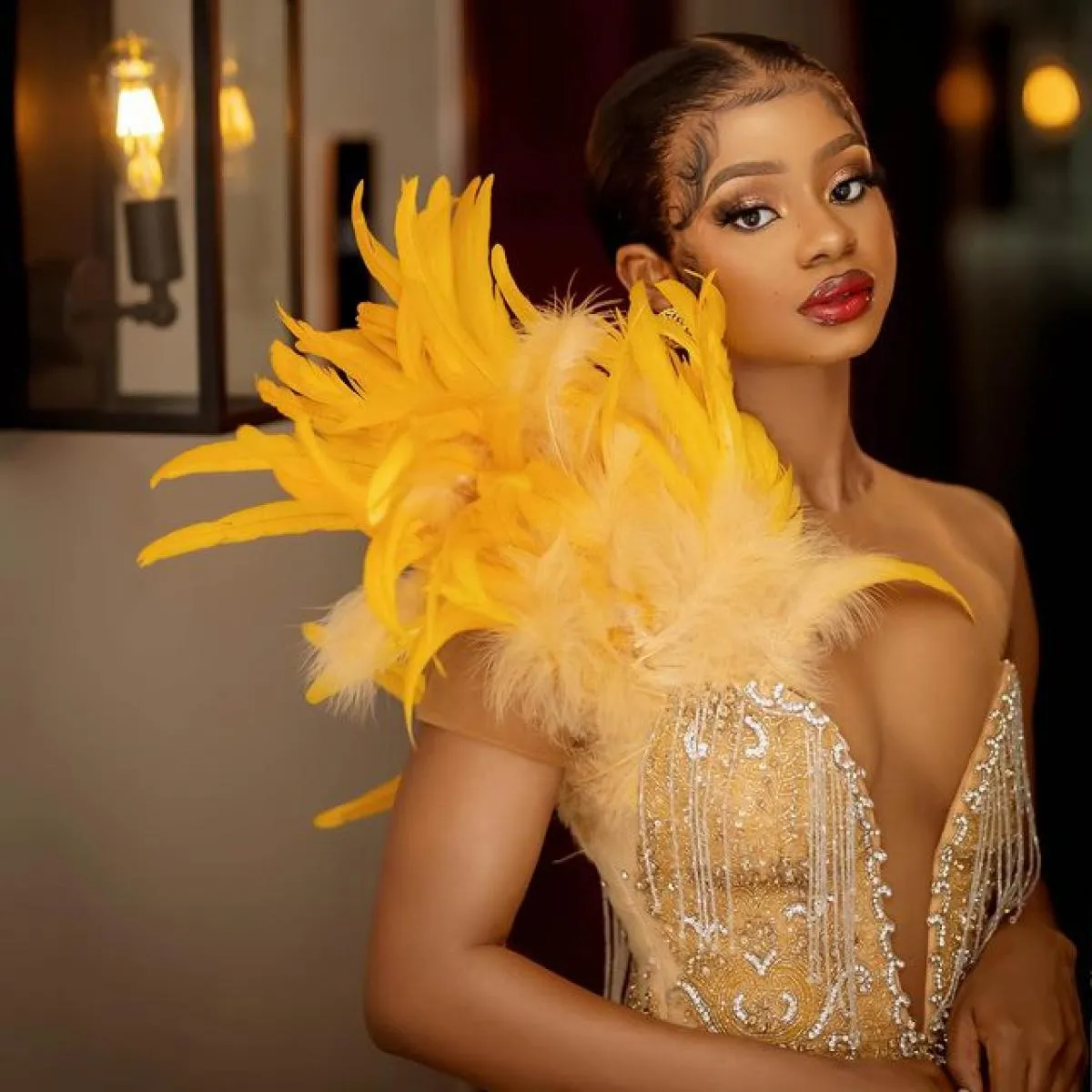Mini abiti da festa unici in oro con piume che bordano abito corto da ballo per ragazze nere nappe abito da compleanno in struzz