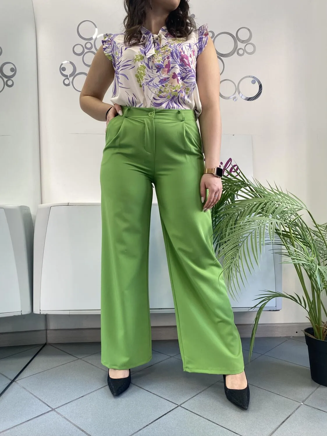 Pantalone palazzo verde con cintura