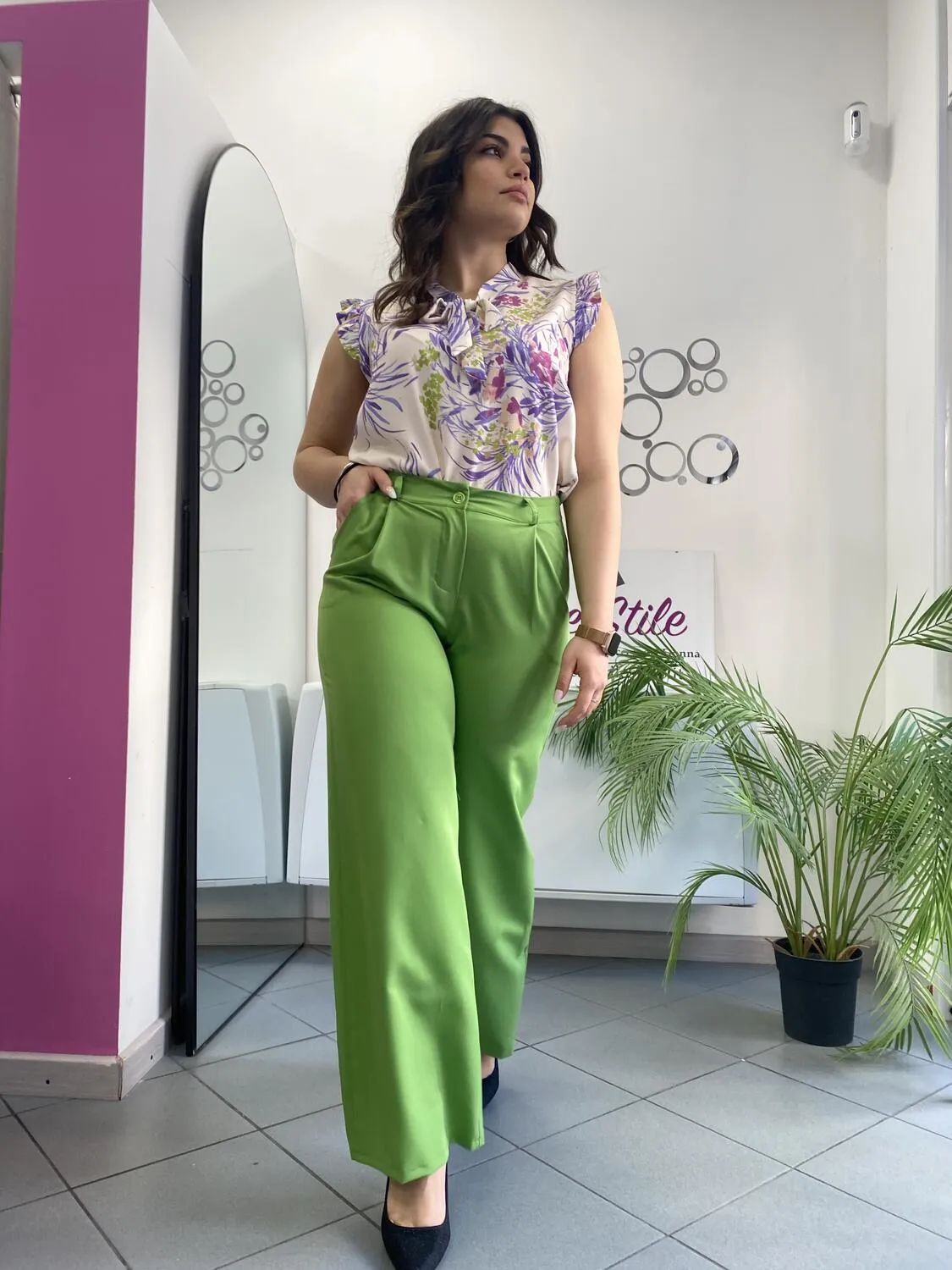 Pantalone palazzo verde con cintura