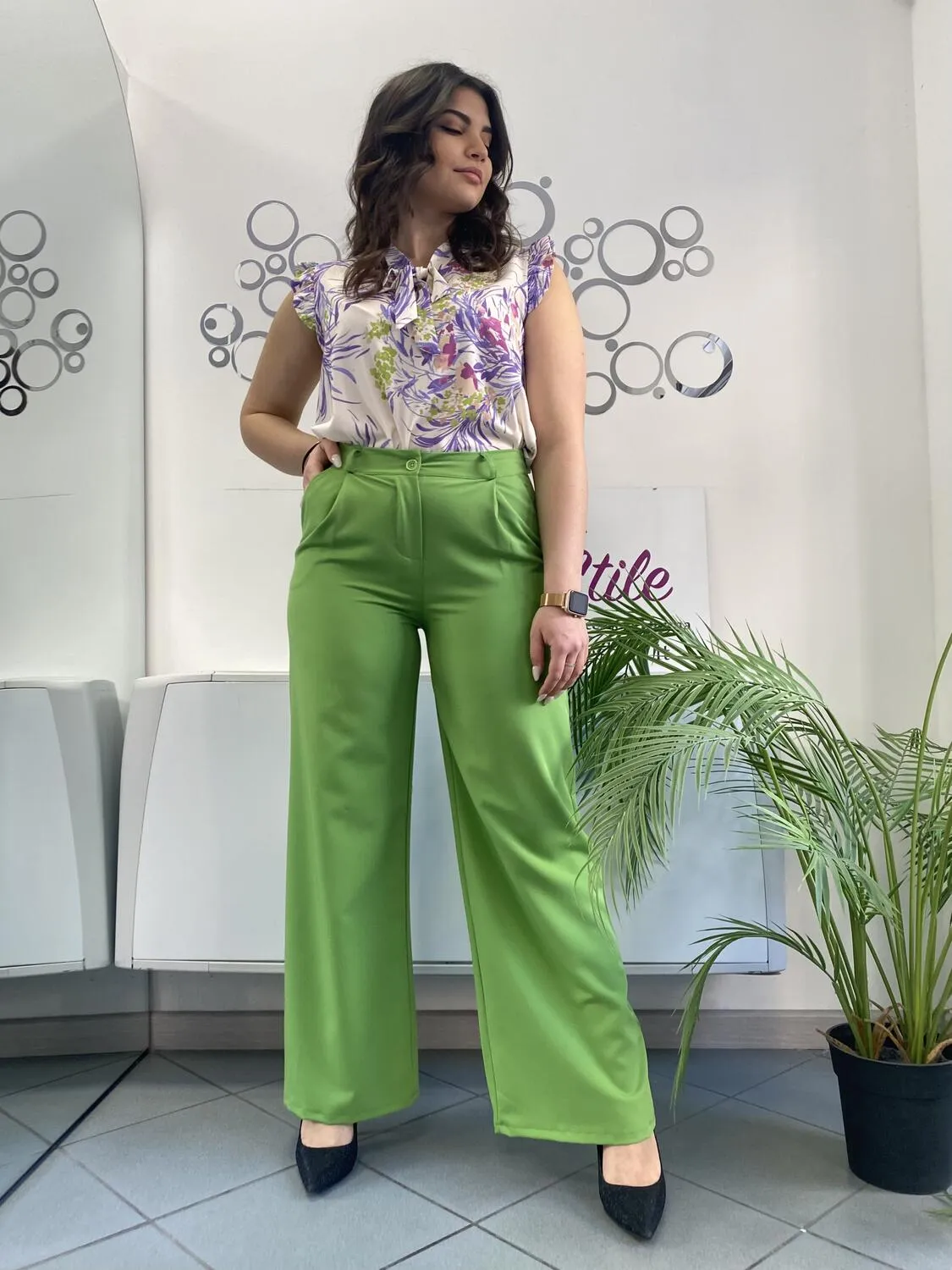 Pantalone palazzo verde con cintura