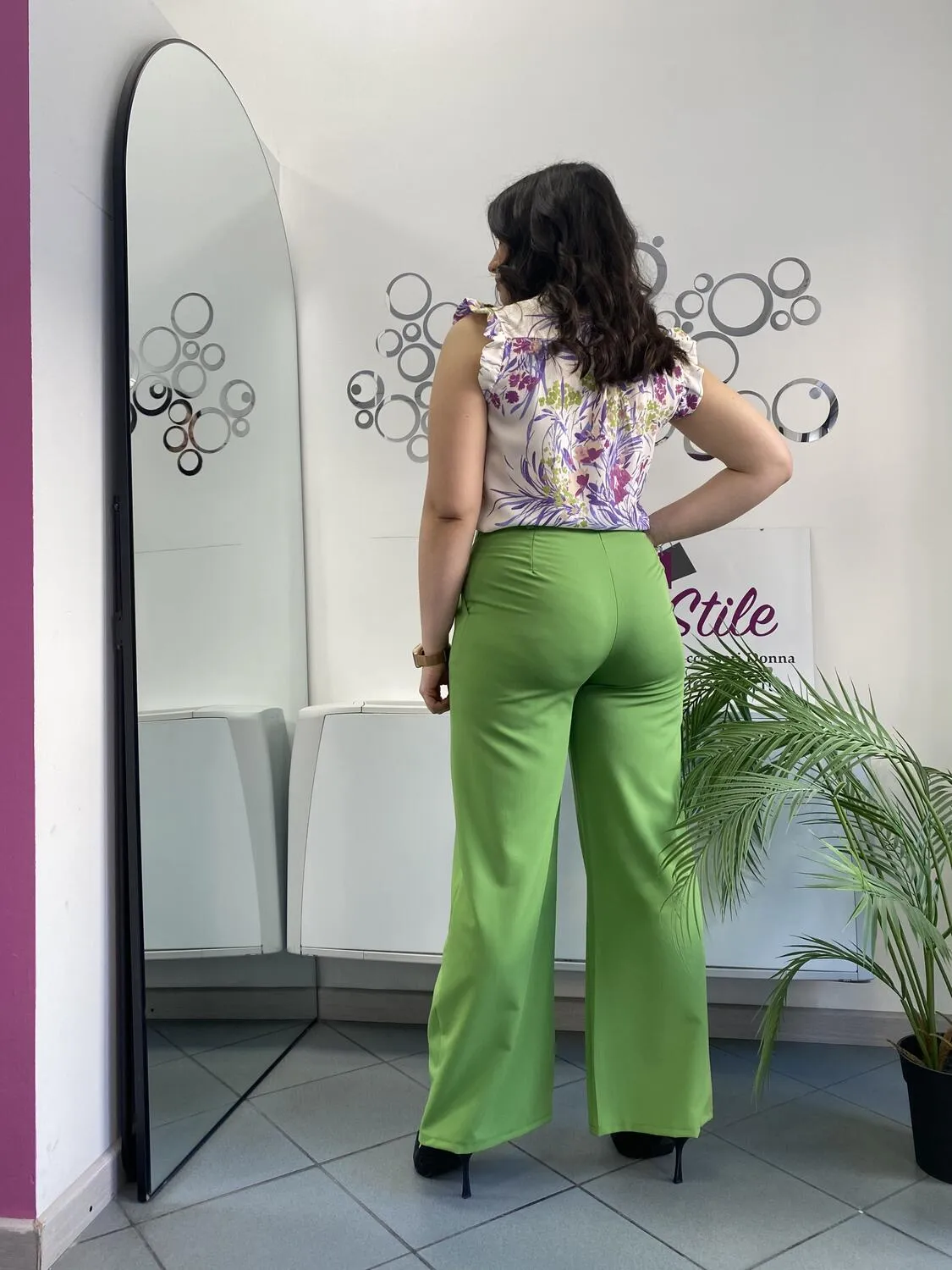 Pantalone palazzo verde con cintura