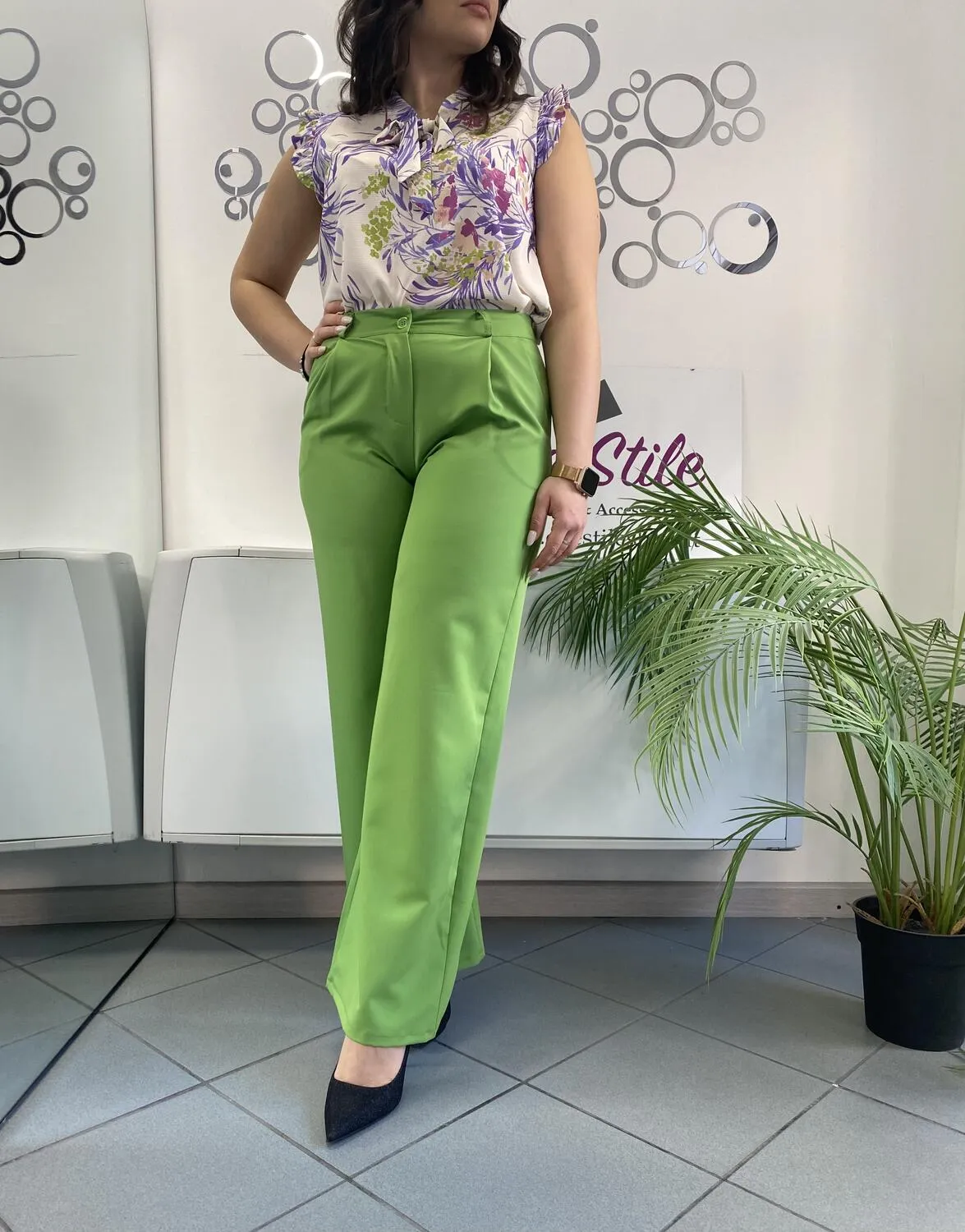 Pantalone palazzo verde con cintura