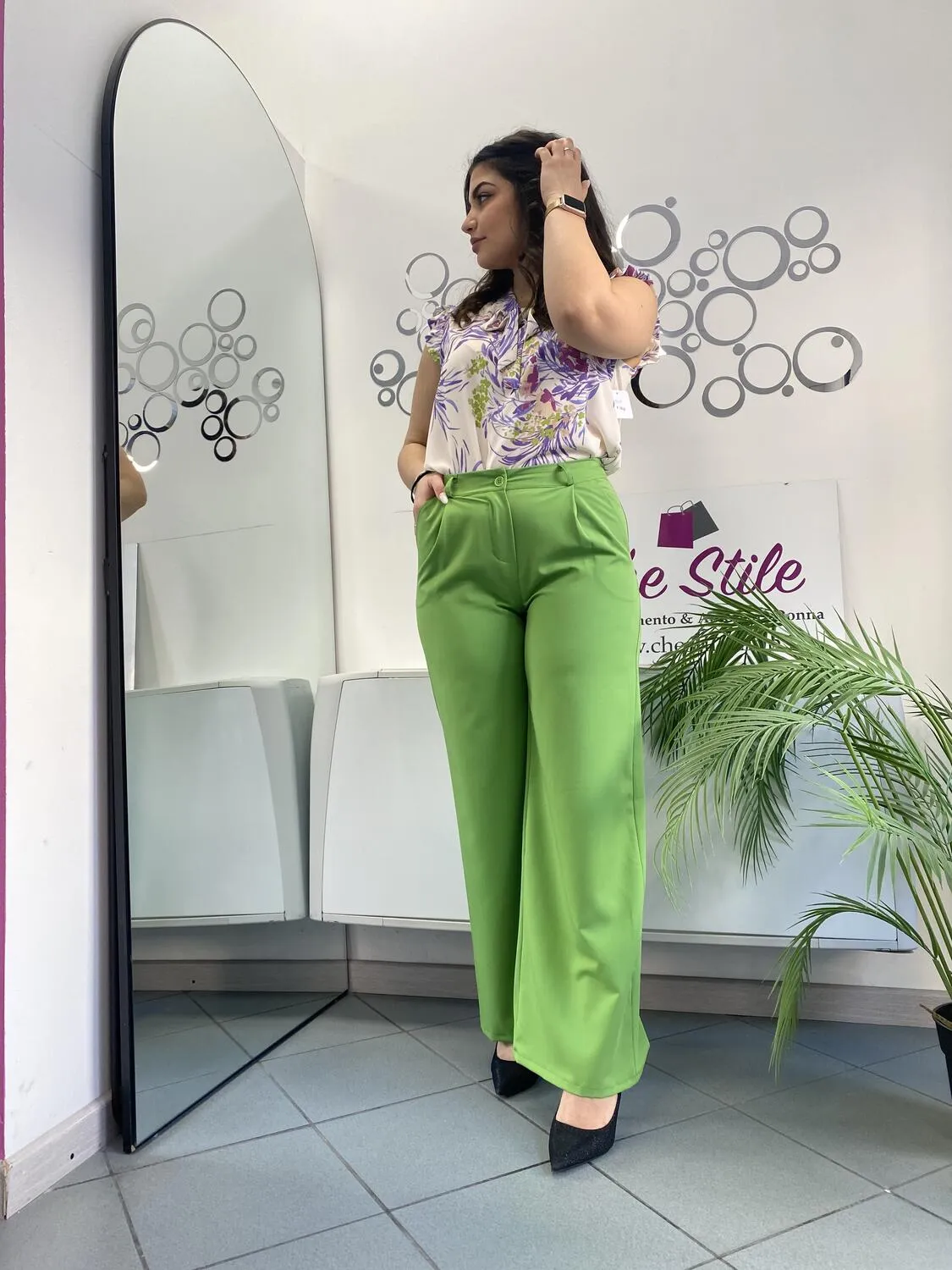 Pantalone palazzo verde con cintura