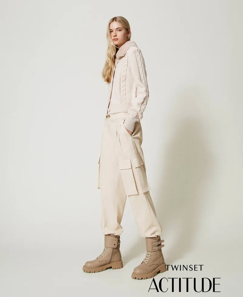 Pantaloni cargo con tasche asimmetriche