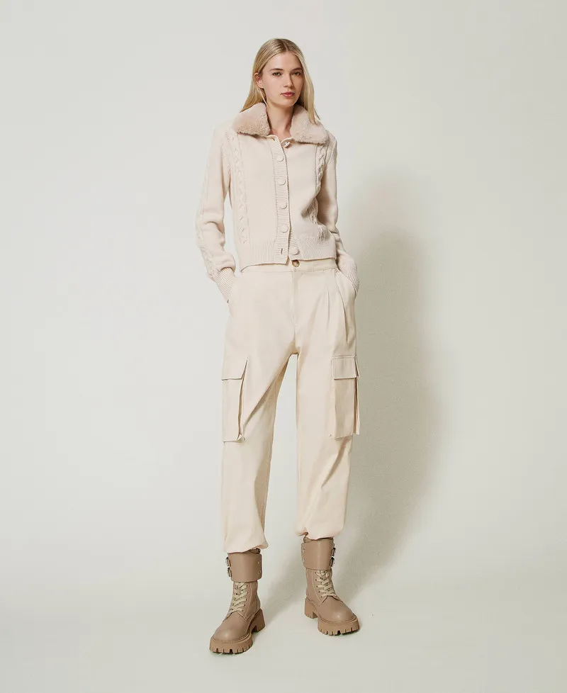 Pantaloni cargo con tasche asimmetriche