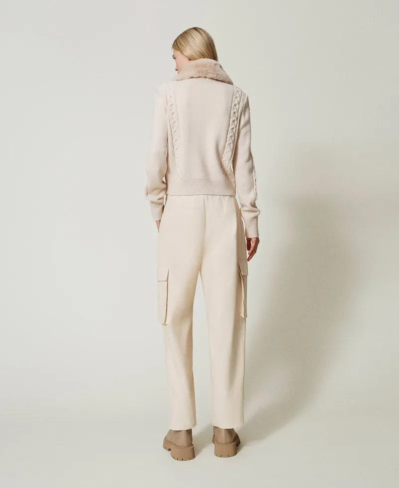 Pantaloni cargo con tasche asimmetriche