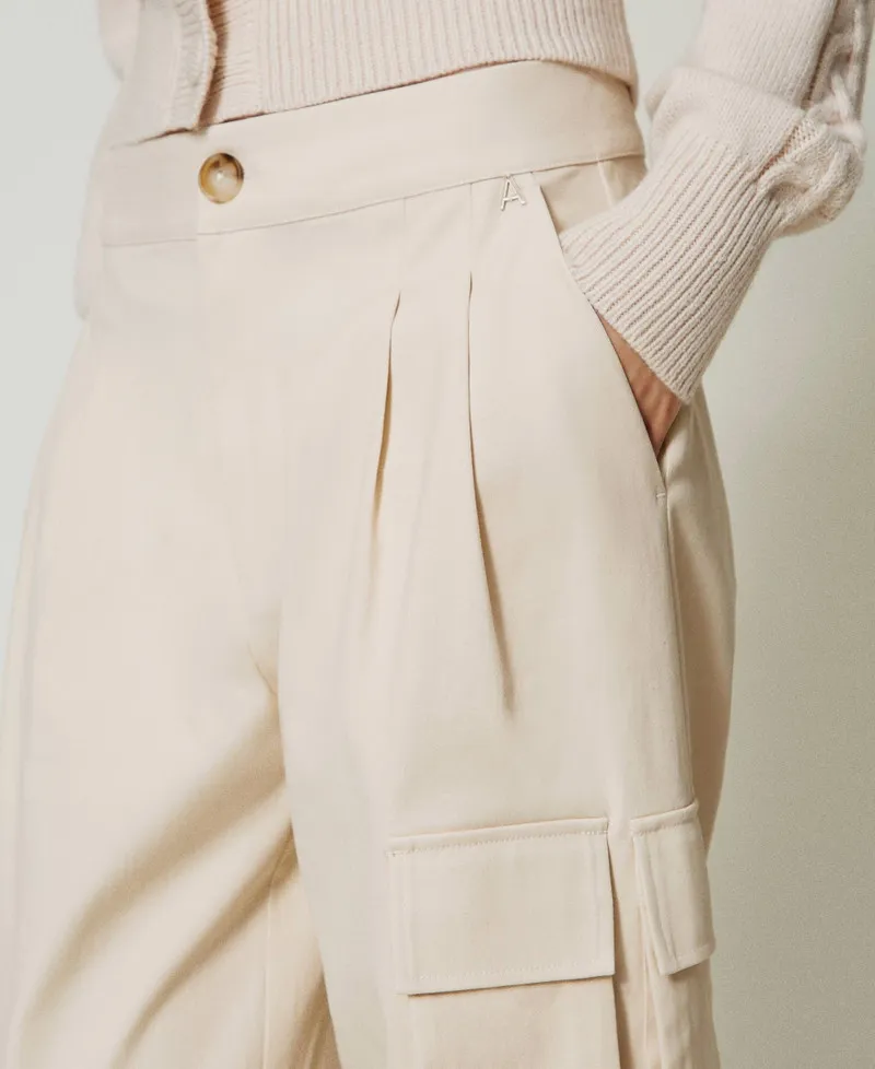 Pantaloni cargo con tasche asimmetriche