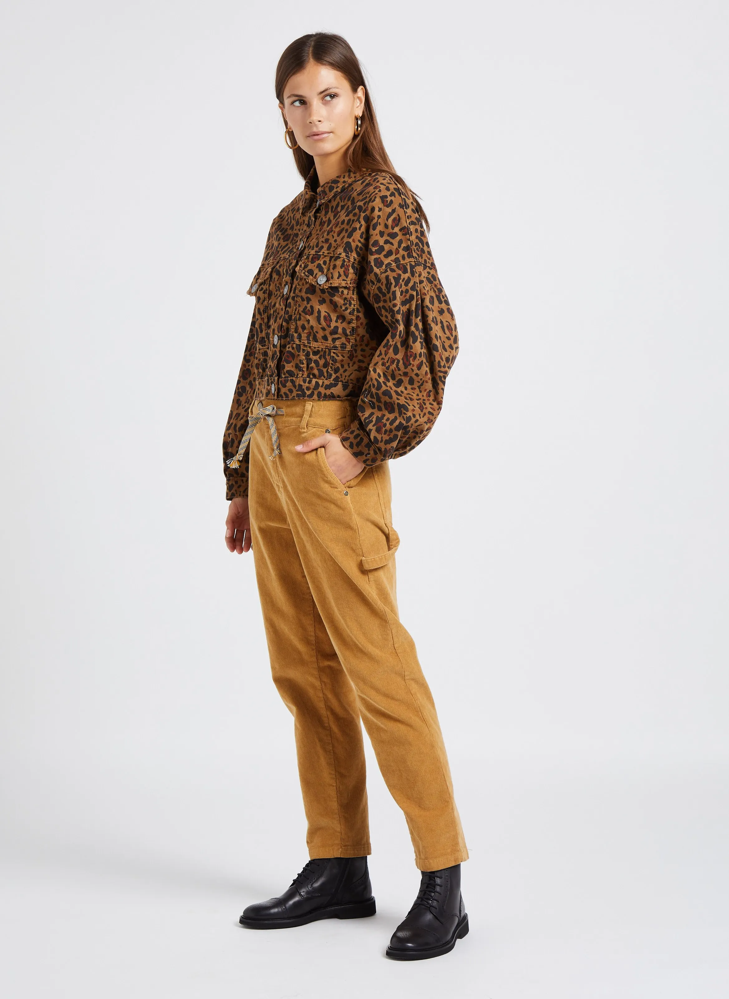  PLEASE   Giacca corta in cotone con motivo leopardato | Marrone