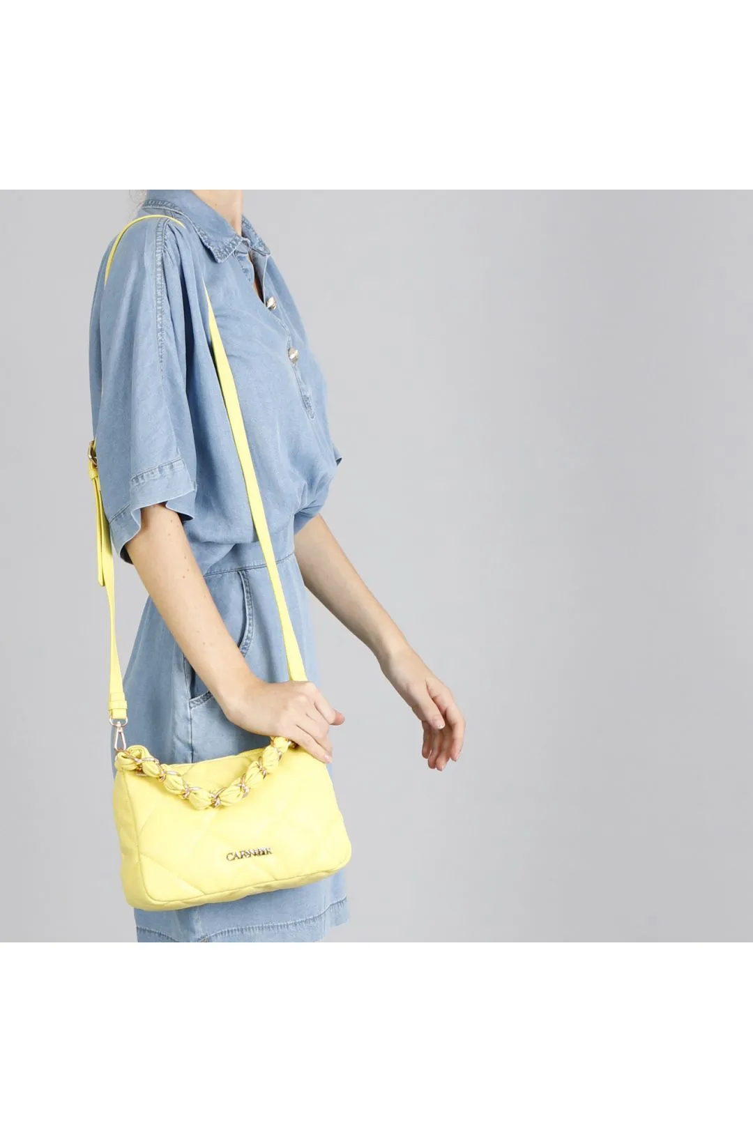 pochette in materiale morbido con trapuntatura romboidale giallo