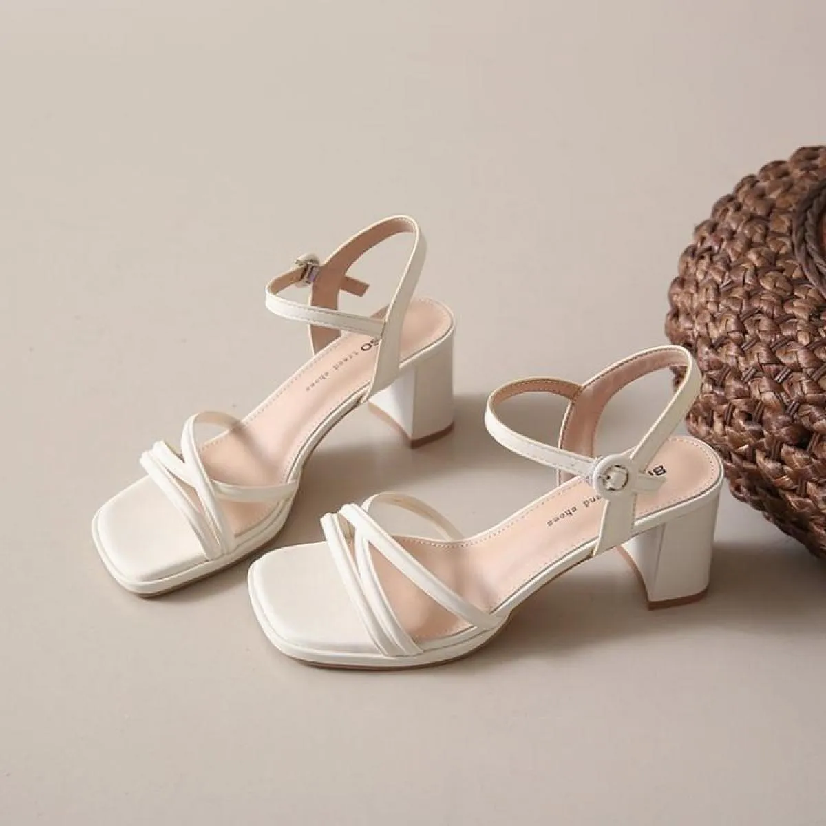 Sandali da donna Estate Nuove scarpe alte con tacco quadrato Sandali romani alla moda Pantofole da donna con punta aperta in bia