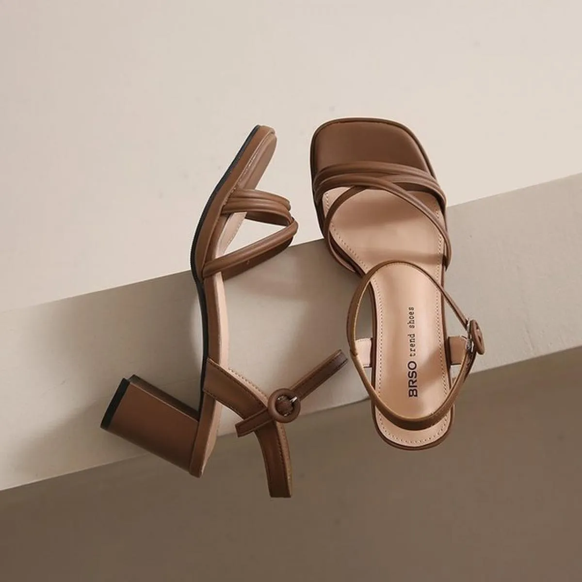 Sandali da donna Estate Nuove scarpe alte con tacco quadrato Sandali romani alla moda Pantofole da donna con punta aperta in bia