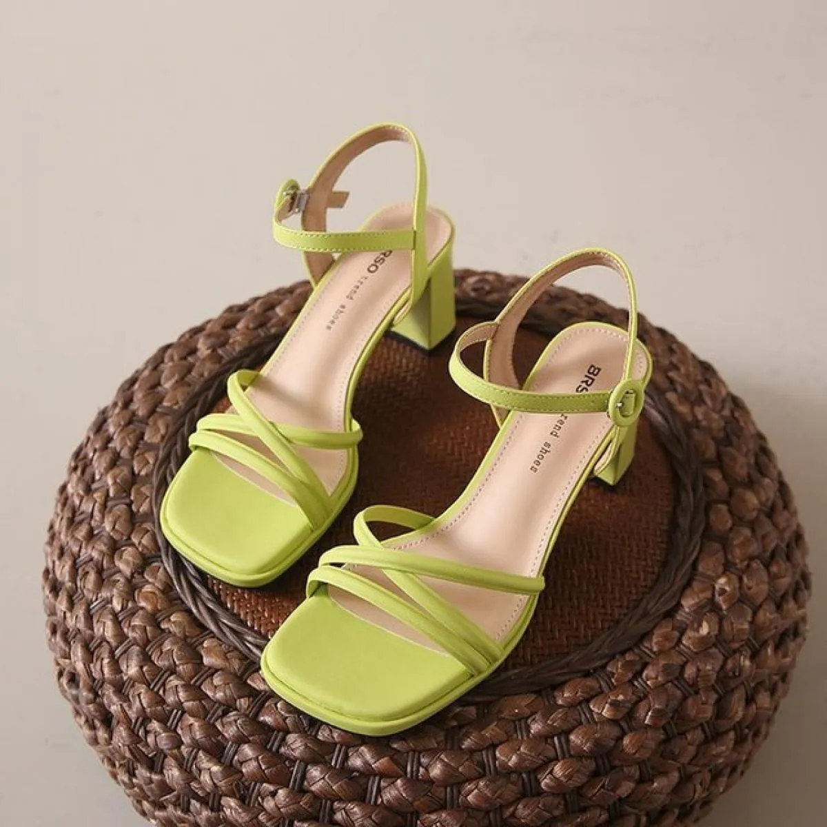 Sandali da donna Estate Nuove scarpe alte con tacco quadrato Sandali romani alla moda Pantofole da donna con punta aperta in bia