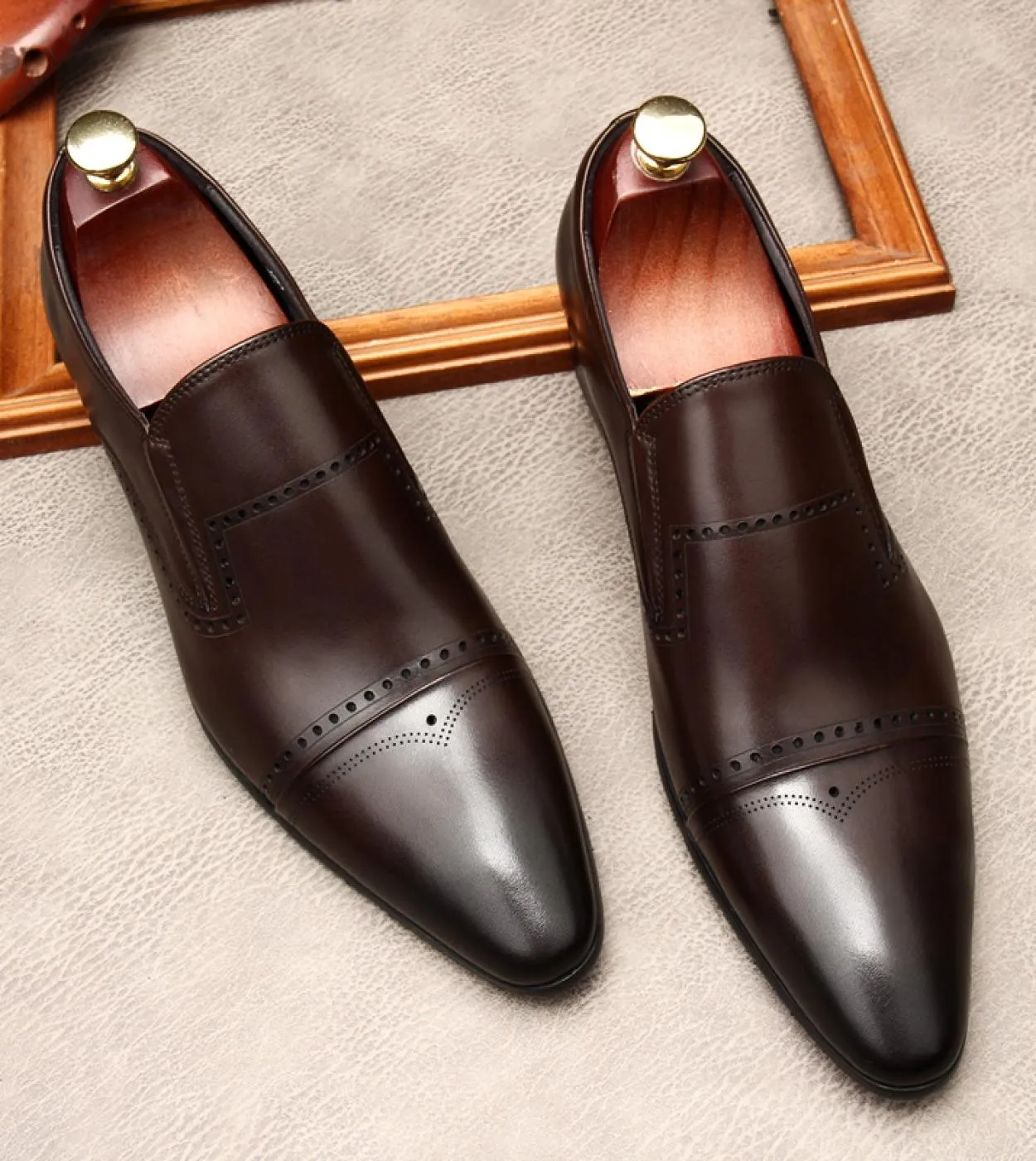 Scarpe eleganti derby da uomo di lusso Marca vera pelle Nuovo design fatto a mano Slip On Pointed Toe Man Wedding Business Loafe